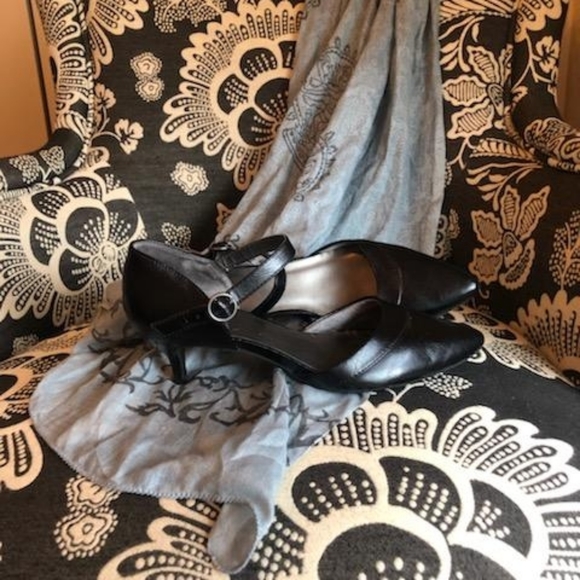 Life Stride Black Classic Heels - Picture 4 of 5